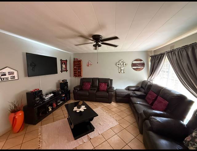 3 BEDROOM TOWNHOUSE FOR SALE IN VANDERBIJLPARK CE 3